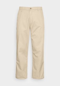 Béžové kalhoty rovného střihu s uzavíráním na knoflík a zip, s poutky na opasek a bočními kapsami, prezentované na bílém pozadí.
