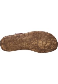 Semelle de chaussure en caoutchouc marron avec un motif floral, comprenant des fleurs en relief et une surface texturée. Le nom de la marque est visible sur le côté.