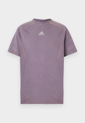 Lilla Adidas kortermet treningsskjorte med rund hals og subtile reflekterende linjer på skuldrene og ermene.