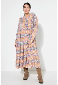 Lange, kleurrijke jurk met een geometrisch patroon in oranje, paars en teal. Gemaakt van lichtgewicht stof, met lange mouwen en een gelaagde rok.
