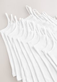 Zestaw 12 białych bawełnianych koszulek na ramiączkach z cienkimi, regulowanymi paskami i koronkowymi akcentami wzdłuż górnej krawędzi. Płaska, gładka tekstura, jednolity design.