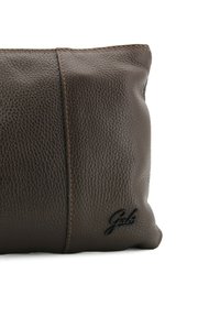 Borsa in pelle marrone con superficie textured, caratterizzata da una cucitura a contrasto e un logo impresso nell'angolo.