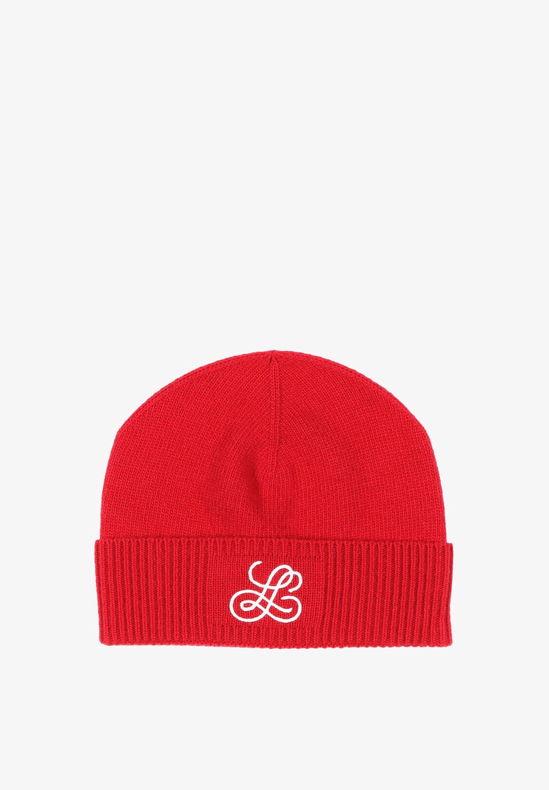 Raudona megzta skrybėlė su nertomis kraštinėmis ir balta logotipu, išsiuvinėtu priekyje. Minkšta struktūra ir prigludęs dydis.