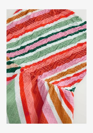 Katoenen stof met een kreukeleffect, voorzien van diagonale strepen in rood, roze, groen, wit en oranje, die een levendig patroon laten zien.