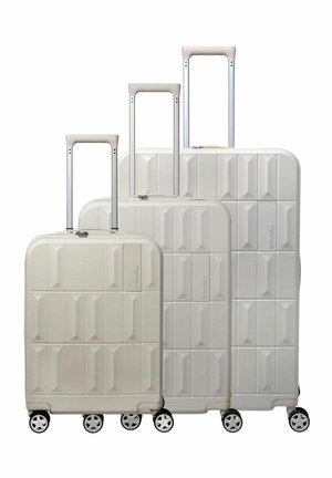 Trois valises rigides blanches de petite, moyenne et grande taille, chacune équipée d'une poignée télescopique et de quatre roulettes pivotantes.