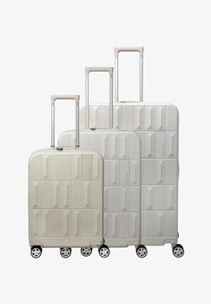 Tres maletas rígidas blancas en tamaños pequeño, mediano y grande, cada una con un asa telescópica y cuatro ruedas giratorias.