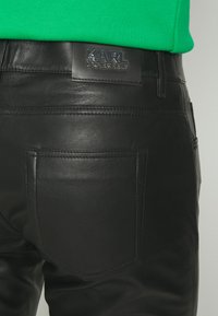 KARL LAGERFELD PANTS - Kožne hlače - black