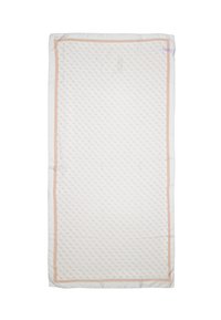 Coperta in cotone bianco con un motivo geometrico ripetitivo di un tenue rosa, bordata da una cornice rosa chiaro e con una finitura testurizzata.