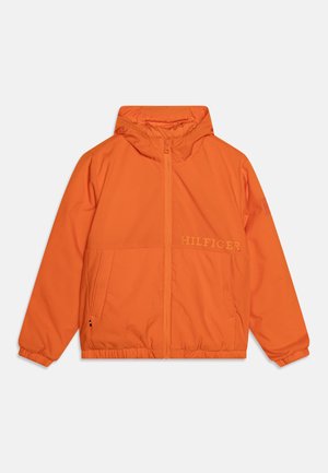 Veste à capuche orange avec une fermeture éclair à l'avant, deux poches latérales et des poignets élastiques. Présente le logo "HILFIGER" dans une teinte subtile sur la poitrine.