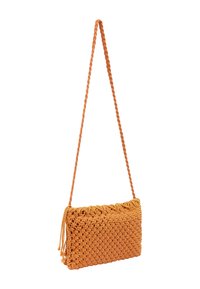 Borsa a tracolla intrecciata arancione con una finitura testurizzata, caratterizzata da una tracolla intrecciata e dettagli con nappe. Forma rettangolare con un design compatto.