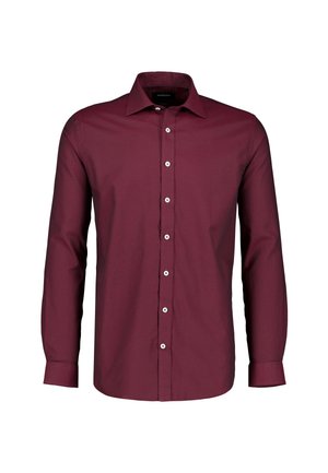 Langærmet skjorte med knapper i dyb bordeaux med hvide knapper og klassisk krave, vist forfra på hvid baggrund.