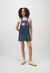 Tommy Jeans PINAFORE DRESS - Denimkjoler - denim medium