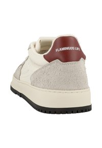 Sneaker bianca e beige con tallone in suede dalla trama ruvida, suola scura e linguetta del tallone color amaranto con la scritta "FLAMINGOS LIFE", vista da dietro.