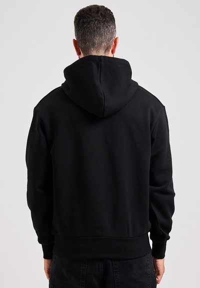 Felpa nera con un grande cappuccio arrotondato, polsini e orlo ribattuti, realizzata in un morbido tessuto in misto cotone. Appare casual e semplice.