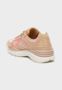 Beige sneakers med rosa accenter; har en slät mocka och mesh-övre, vadderad sula och rundad baksida; snörningsdesign.