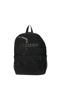 Zaino nero realizzato in tessuto leggero, con una grande tasca frontale, tasche laterali in rete e un logo lucido sul davanti.