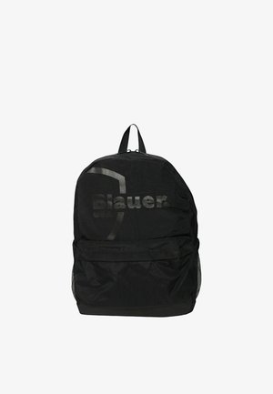 Zaino nero realizzato in tessuto leggero, con una grande tasca frontale, tasche laterali in rete e un logo lucido sul davanti.