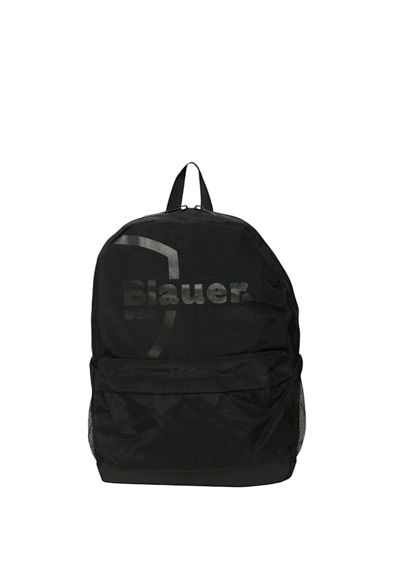 Zaino nero realizzato in tessuto leggero, con una grande tasca frontale, tasche laterali in rete e un logo lucido sul davanti.