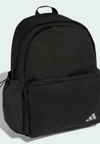 Mochila negra con superficie texturizada, que cuenta con un gran compartimento principal, un bolsillo delantero con cremallera y un logo plateado en la esquina inferior derecha.