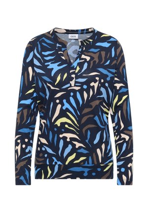 Haut à manches longues bleu marine avec un motif abstrait et coloré de feuilles en bleu, vert, beige et marron ; doté d'un col Henley.