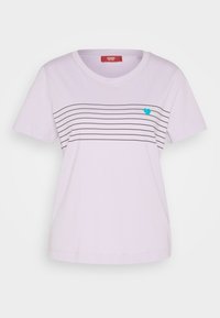 T-shirt lilas à manches courtes avec des rayures horizontales noires sur la poitrine et un petit cœur turquoise sur le côté gauche.