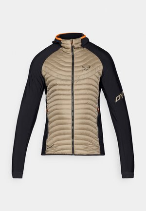 Isolert jakke med en beige, quiltet front og svarte stretchpaneler. Den har hette, frontglidelås og oransje detaljer på kragen.