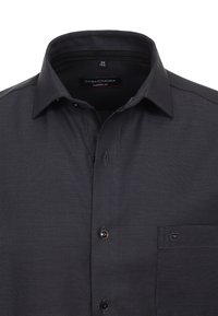 Dunkelgraues Hemd mit Knopfleiste aus strukturiertem Stoff, in modernem Schnitt, mit spitzem Kragen und einer Brusttasche. Schwarze Knöpfe und Etikett sichtbar.