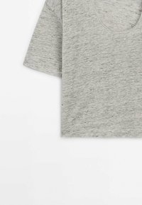 T-shirt gris clair à manches courtes avec de subtiles taches noires et un col rond sur fond blanc.