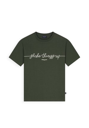 Donkergroene T-shirt met korte mouwen en ronde hals, met witte cursieve tekst "shake things up" op de borst en klein "BALLIN" logo eronder.