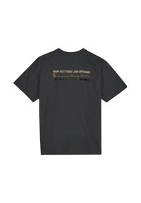 Sort bomulds T-shirt med rund hals. Bagsiden har guldtekst og grafiske designelementer med teksten "HØJ ALTITUDE LAV ÅBNING."