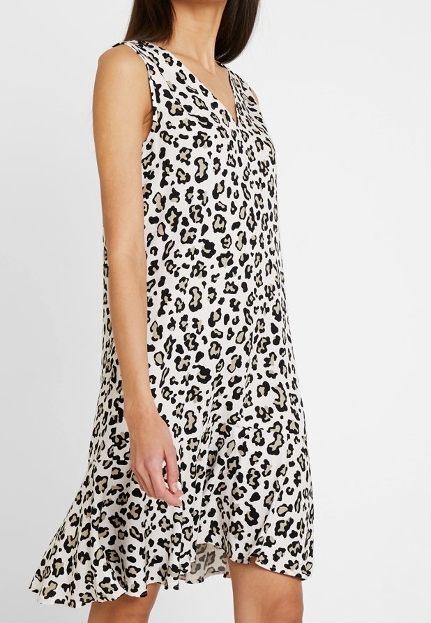 Ärmelloses Kleid aus einem leichten Stoff mit einem Leopardenmuster in Schwarz auf einem cremefarbenen Hintergrund; weit ausgestellter Saum mit V-Ausschnitt.