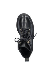 Zwarte leren veterschoen met gouden accenten, gestructureerde details, ronde neus en een aantrekstrop aan de achterkant.