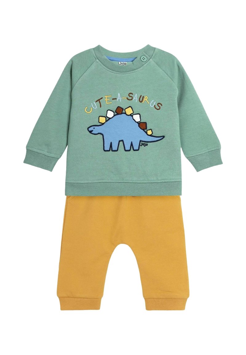 Zöld pulóver dino grafikával és "CUTE-A-SAURUS" felirattal, sárga nadrággal párosítva; mindkettő puha anyagból készült, elasztikus passzékkal.
