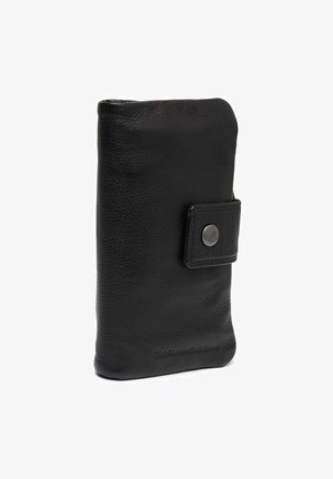 Étui portefeuille en cuir noir avec une finition texturée. Dispose d'une fermeture à pression à l'avant et d'un logo en relief le long du bas.