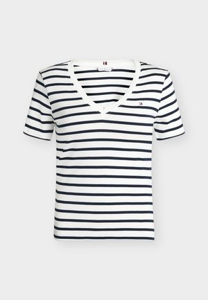 Weißes kurzärmeliges Shirt mit schwarzen horizontalen Streifen und V-Ausschnitt, mit kleinem Tommy Hilfiger-Logo auf der linken Brust.