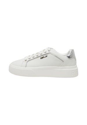 Zapatilla blanca de caña baja con suela gruesa, acento metálico plateado en el talón y logo "REPLAY" en el lateral, orientada hacia la derecha sobre un fondo blanco.