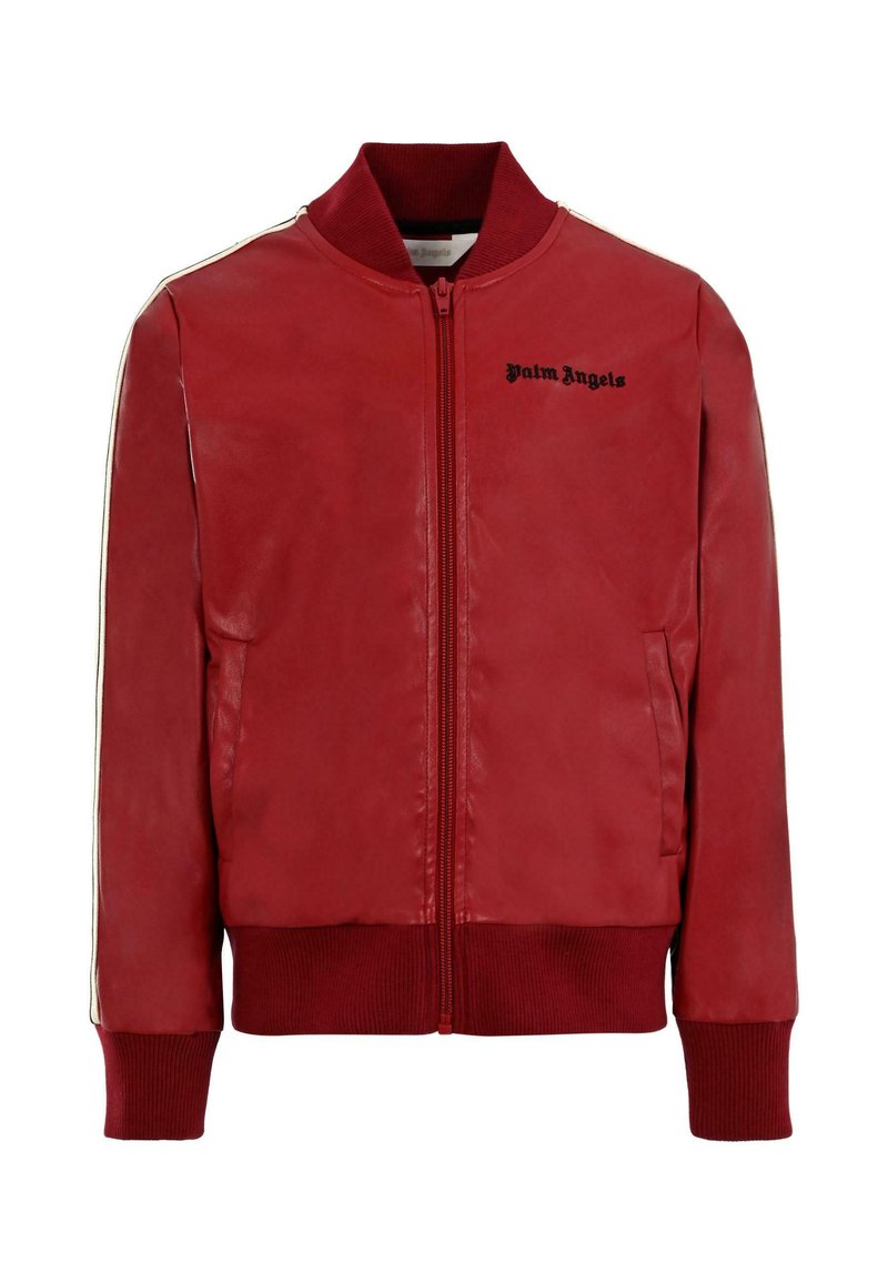 Giacca bomber in pelle rossa con polsini e colletto a coste. Presenta il logo nero "Palm Angels" e strisce bianche ai lati. Texture liscia, chiusura con zip.