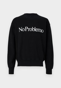 Svart hettegenser med rund hals, med hvit tekst "NoProblemo" over brystet. Ribbet mansjetter og kant, myk stoffkvalitet.