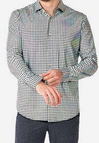 Witte overhemden met een ruitpatroon van kleine zwarte en iriserende vierkantjes, met lange mouwen en een klassieke kraag.