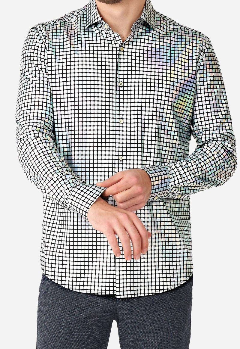 Witte overhemden met een ruitpatroon van kleine zwarte en iriserende vierkantjes, met lange mouwen en een klassieke kraag.