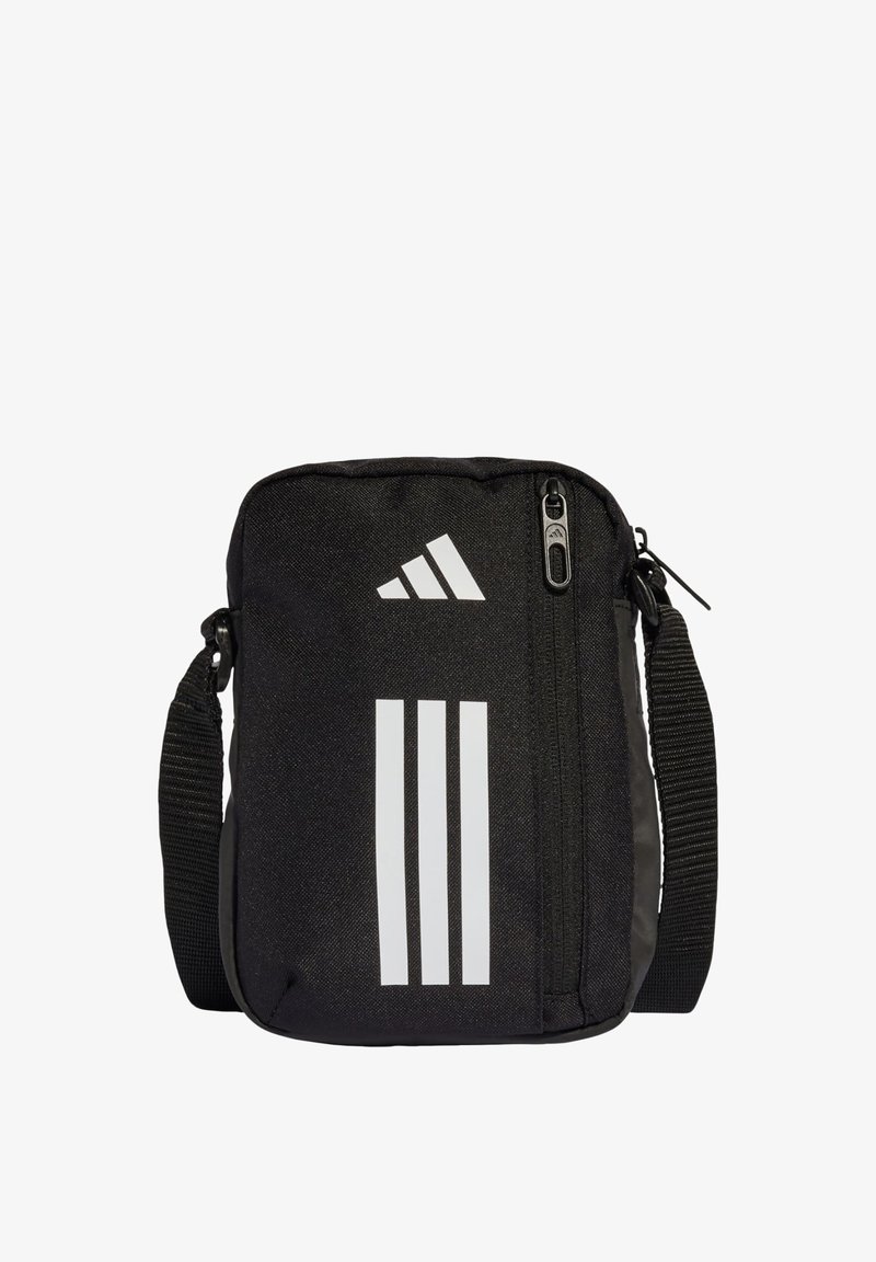 Bolso bandolera de tela negra con cierre de cremallera, que presenta tres franjas blancas y un logotipo. Correa ajustable para mayor comodidad.