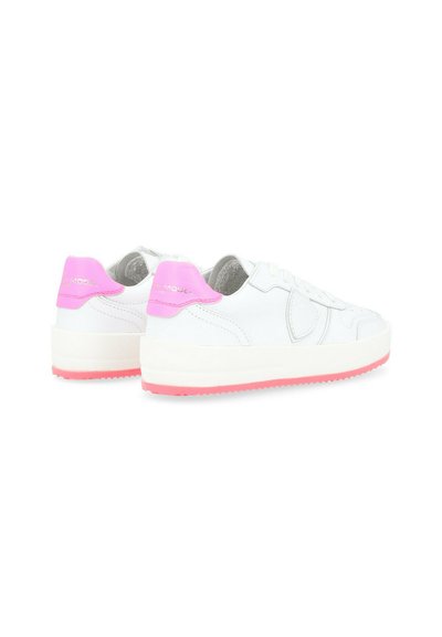 White sneakers with a smooth texture, featuring a pink heel accent and a pink rubber sole. Distinctive logo on the heel tab.