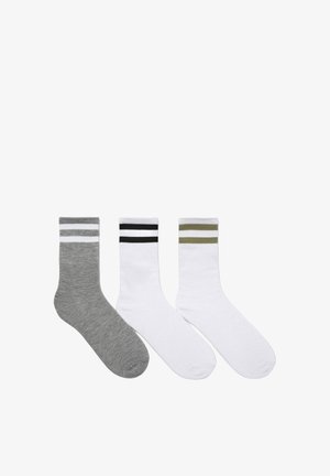 Tre paia di calzini da crew: uno grigio con righe bianche, uno bianco con righe nere e uno bianco con righe verde oliva. Misura in cotone.