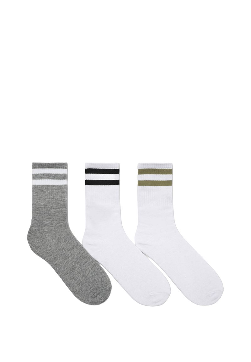 Trzy pary skarpetek sportowych: jedna szara w białe paski, jedna biała w czarne paski i jedna biała w oliwkowe paski. Mieszanka bawełny.