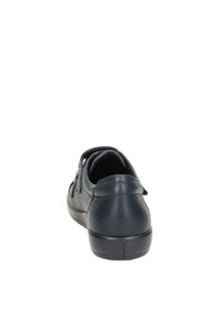 Scarpa in pelle blu navy con finitura testurizzata, punta rotonda, suola flessibile e cinturino con Velcro sul lato per una facile chiusura.