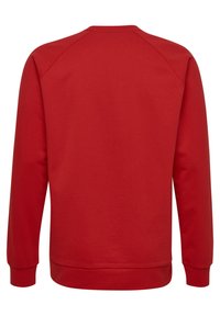 Sudadera roja de manga larga, cuello redondo y puños acanalados. Fabricada con un tejido suave de textura lisa y sin logotipos ni patrones visibles.