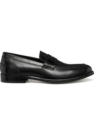 Mocasín penny de hombre en piel negra con tacón bajo, puntera mocasín y detalles cosidos, mostrado de perfil sobre fondo blanco.