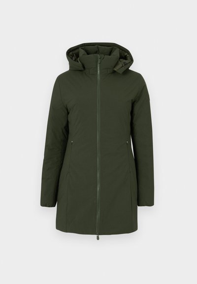Manteau d'hiver long vert foncé avec capuche, fermeture éclair à l'avant et deux poches latérales zippées, conçu pour les temps froids.