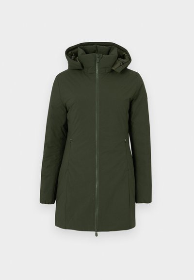 Manteau d'hiver long vert foncé avec capuche, fermeture éclair à l'avant et deux poches latérales zippées, conçu pour les temps froids.
