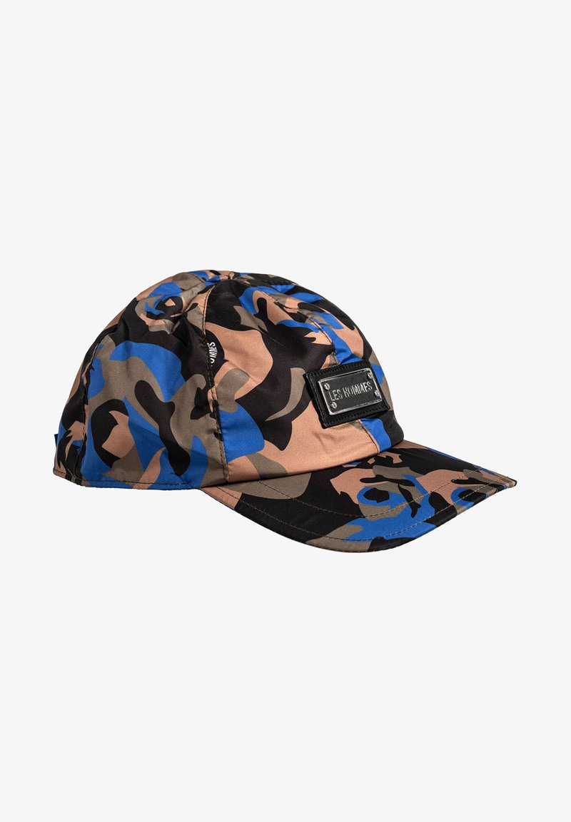 Gorra de camuflaje en marrón, azul y negro. Fabricada en tejido flexible, cuenta con un parche con logo en la parte delantera y una visera curvada. Superficie texturizada.